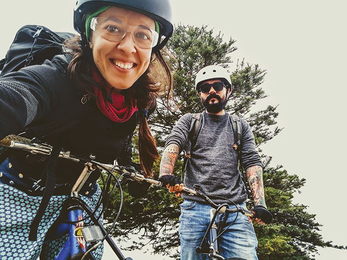 Estudiantes de magisterio recorriendo Australia en bici